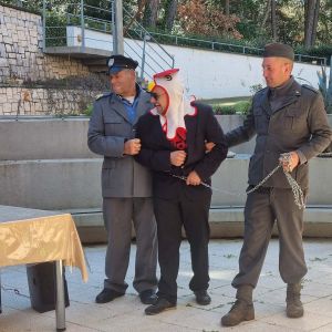 Maškare iz Nove Vasi osudile i spalile pusta