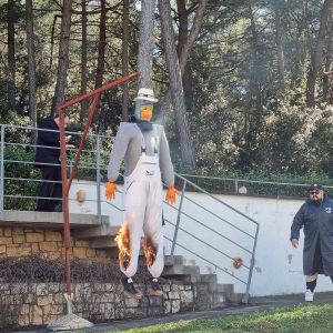 Maškare iz Nove Vasi osudile i spalile pusta