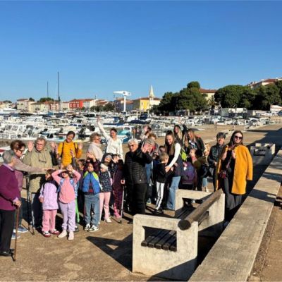 Najstariji i najmlađi stanovnici našega grada u zajedničkoj šetnji